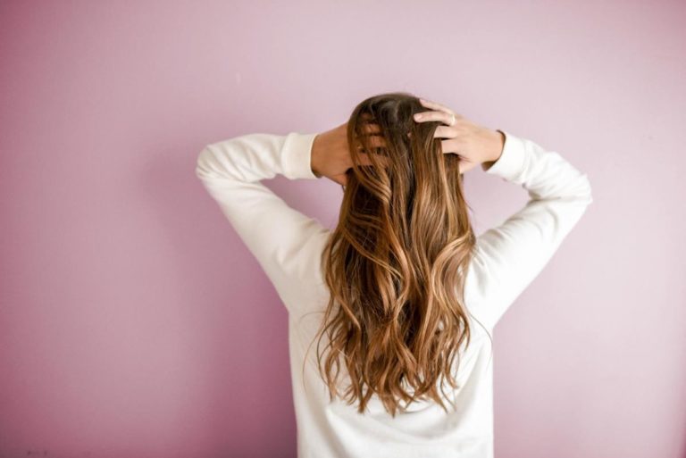 Co warto wiedzieć o przedłużaniu włosów na zimno?